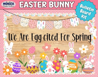 Könnte beinhalten: Ein rosa-weißes Bulletin Board-Set mit dem Text "Easter Bunny" und "We Are Egg-cited For Spring". Das Set verfügt über einen Holzhintergrund mit einem Banner aus pastellfarbenen Eiern und Hasen. Es gibt auch Bilder von Hasen, die Eier und Blumen halten.