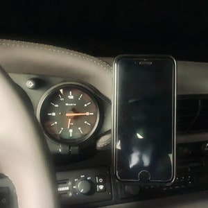 High-quality magnetic mobile phone holder for Porsche 911 series 964 and 993 and older models from 1974 onwards. High position image 9