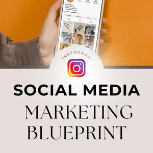 Op de afbeelding: Een smartphone met een Instagram-profiel tegen een oranje achtergrond. De afbeelding toont het Instagram-logo en de tekst "SOCIAL MEDIA MARKETING BLUEPRINT". De tekst hieronder luidt "THE ULTIMATE STEP-BY-STEP GUIDE TO GROWING & MONETIZING YOUR ACCOUNT".