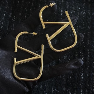 Pendientes de aro originales clásicos de Valentino con cristales y la firma en forma de V, de la década de 2000. imagen 7