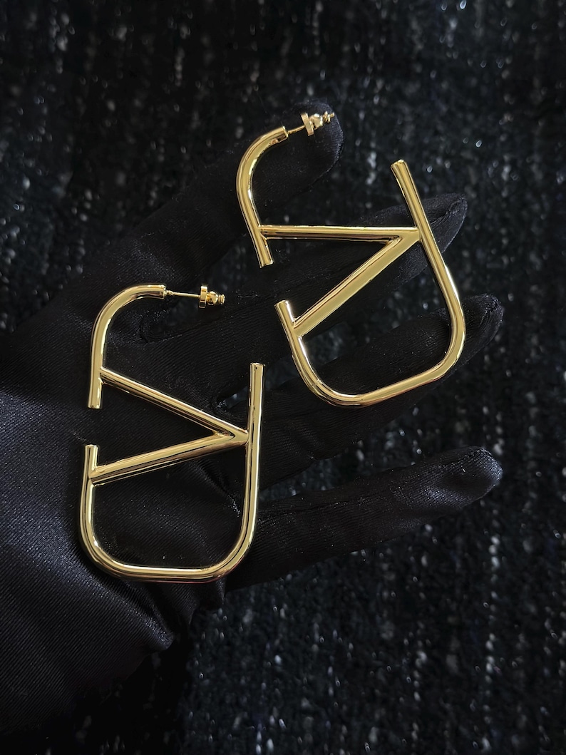 Pendientes de aro originales clásicos de Valentino con cristales y la firma en forma de V, de la década de 2000. imagen 7