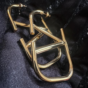 Pendientes de aro originales clásicos de Valentino con cristales y la firma en forma de V, de la década de 2000. imagen 2