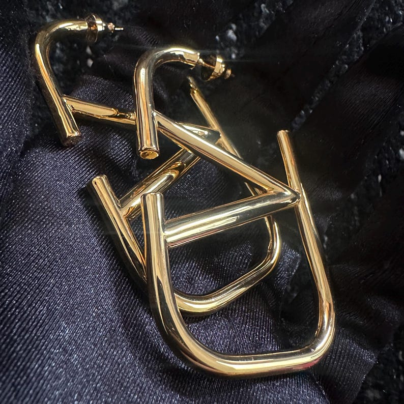 Pendientes de aro originales clásicos de Valentino con cristales y la firma en forma de V, de la década de 2000. imagen 2