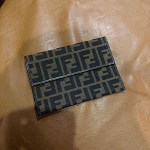 Auténtica cartera retro con monograma FENDI zucca de 1980
