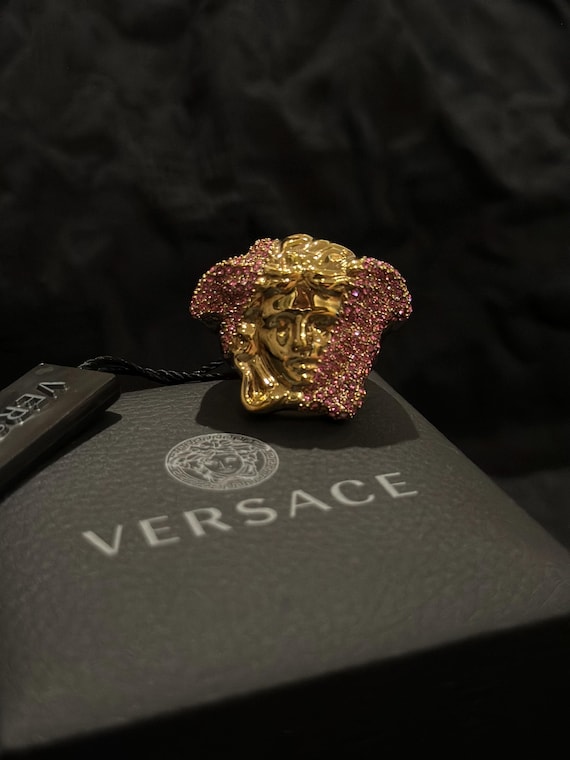 VERSACE ゴールドリング 装飾的デザイン VERSACE ゴールド装飾リング - メルカリ