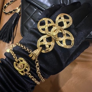 Authentic 1996 Vintage Chanel big pendant and turn lock necklace