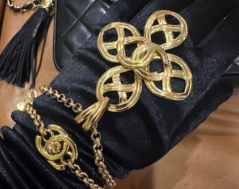 Authentic 1996 Vintage Chanel big pendant and turn lock necklace
