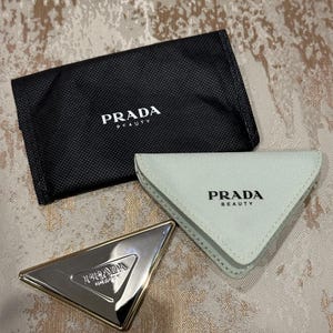 Äkta Prada triangulär silverguld fickspegel 2000-tal