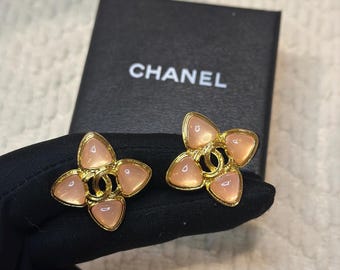 Original vintage Chanel glass bead clover gold clip in earrings 1990s