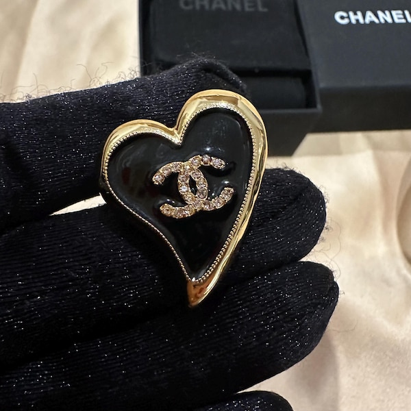 Spilla autentica Chanel con cuore in cristallo nero e oro CC