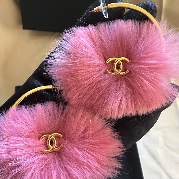 Autentici orecchini a cerchio Chanel in pelliccia soffice rosa e oro CC, anni 2000