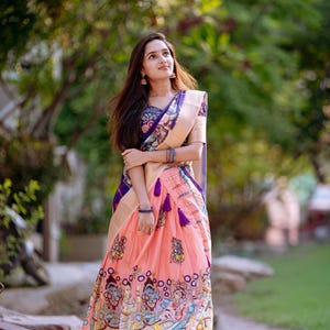 Dola Silk Kalamkari Lehenga Set: Webkante, Quasten