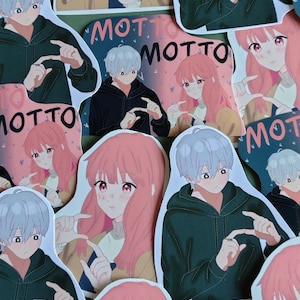 Può includere: Una collezione di adesivi in stile anime con personaggi maschili e femminili con capelli rosa e argento. Gli adesivi presentano la parola "MOTTO". I personaggi fanno un gesto con la mano.