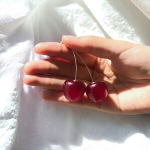 Orecchini pendenti con ciliegia rossa, orecchini con ciliegia, orecchini leggeri, orecchini rossi, orecchini di frutta, orecchini unici immagine 2
