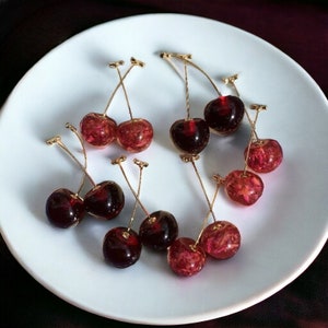 Pendientes colgante de cereza roja, pendientes de cereza, pendientes ligeros, pendientes rojos, pendientes de fruta, pendientes únicos imagen 6
