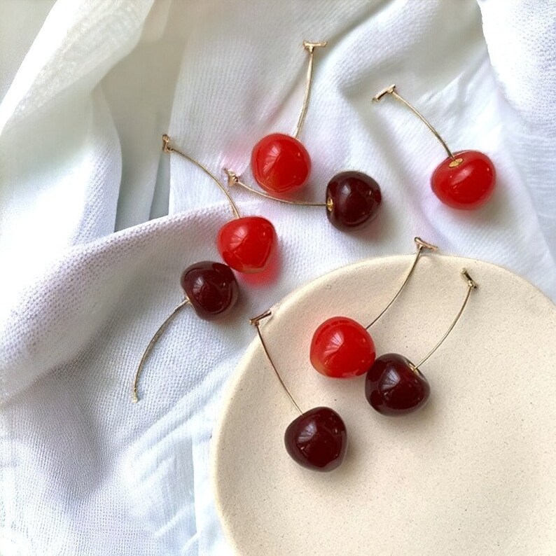 Orecchini pendenti con ciliegia rossa, orecchini con ciliegia, orecchini leggeri, orecchini rossi, orecchini di frutta, orecchini unici immagine 4
