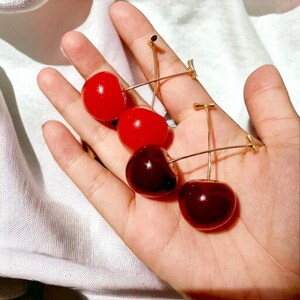 Orecchini pendenti con ciliegia rossa, orecchini con ciliegia, orecchini leggeri, orecchini rossi, orecchini di frutta, orecchini unici immagine 3