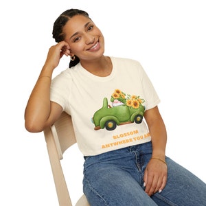 Wichtel fahren ein grünes Auto mit Sonnenblumen T-Shirt - eine charmante Mischung aus Fantasie und Natur, die jedem ein Lächeln entlockt.