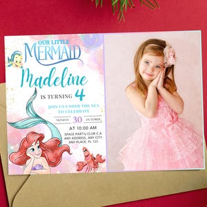 Puede incluir: Una invitaci&oacute;n de cumplea&ntilde;os con una foto de una ni&ntilde;a con un vestido rosa. La invitaci&oacute;n incluye el texto "Our Little Mermaid Madeline is turning 4" con ilustraciones de Ariel y Flounder. La fecha es el 30 de octubre.