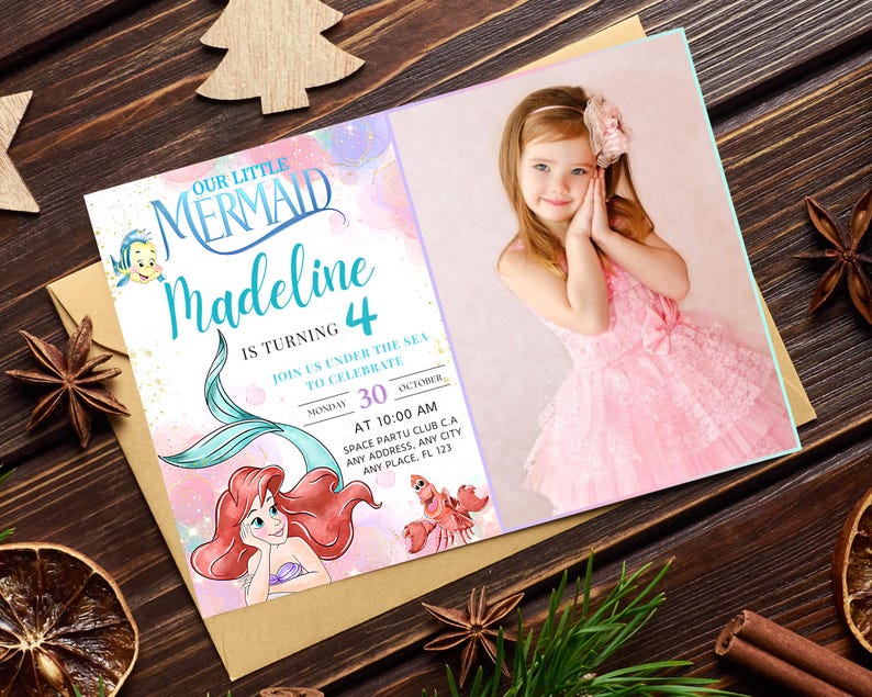 Puede incluir: Una invitaci&oacute;n de cumplea&ntilde;os con el texto "Our Little Mermaid Madeline is turning 4." La invitaci&oacute;n incluye una ilustraci&oacute;n de Ariel, una sirena, y una foto de una ni&ntilde;a con un vestido rosa. La invitaci&oacute;n est&aacute; sobre una superficie de madera.