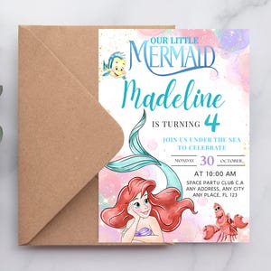 Puede incluir: Una tarjeta de invitaci&oacute;n personalizada con el texto "Our Little Mermaid Madeline cumple 4 a&ntilde;os". El dise&ntilde;o incluye ilustraciones de Ariel, Flounder y Sebasti&aacute;n. La invitaci&oacute;n se combina con un sobre marr&oacute;n.