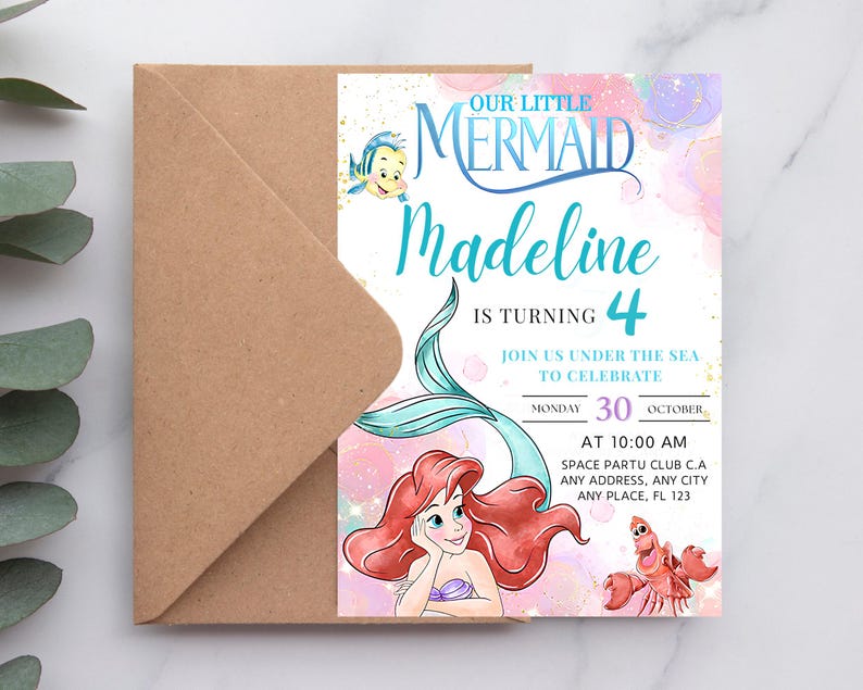 Puede incluir: Una tarjeta de invitaci&oacute;n personalizada con el texto "Our Little Mermaid Madeline cumple 4 a&ntilde;os". El dise&ntilde;o incluye ilustraciones de Ariel, Flounder y Sebasti&aacute;n. La invitaci&oacute;n se combina con un sobre marr&oacute;n.