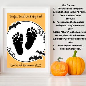 Pode incluir: Um sinal de impress&atilde;o de pegadas de beb&ecirc; com tema de Halloween com fundo amarelo, morcegos pretos e um c&iacute;rculo branco com pegadas de p&eacute;s pretos. O texto diz "Tricks, Treats & Baby Feet" e "Eve's First Halloween 2023".