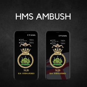 Puede incluir: Dos smartphones que muestran un tema negro HMS Ambush. Cada teléfono muestra un emblema dorado con la palabra "AMBUSH" y el texto "S120 H.M. SUBMARINES". El fondo es negro con el texto "HMS AMBUSH" en la parte superior.