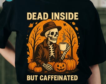 Halloween PNG Muerto por dentro pero con cafeína PNG / Diseño de camiseta de café con esqueleto de Halloween / Divertido gráfico de camiseta de otoño con calabaza y café espeluznante L