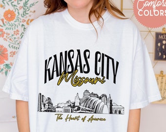 T-shirt oversize sur la ligne d'horizon de Kansas City | ras du cou universitaire vintage | T-shirt unisexe Missouri State Comfort Colors | Chemise rétro de fan de Kansas City