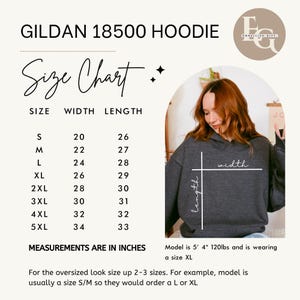 以下が含まれることがあります： Gildan 18500 フーディーのサイズチャート。インチ単位の測定値が含まれています。Sから5XLまでのサイズがあり、対応する幅と長さの測定値が記載されています。モデルはXLサイズのフーディーを着用しています。「Size Chart」のテキストも含まれています。