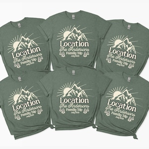 Personalisiertes Familienname Shirt, Familienurlaub Shirt 2025, Berge Shirt, Abenteuer erwartet T-Shirt, passendes Camp Life Shirt, Familien Geschenk