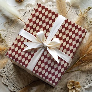 Seasonal vintage xmas wrapping paper roll with retro holiday gift style. Nostalgic Christmas wrap for a classic holiday look, ideal for vintage-themed Christmas gifts and festive holiday gift wrapping.