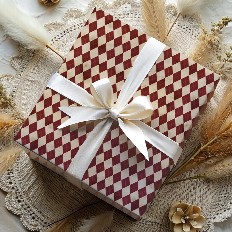 Seasonal vintage xmas wrapping paper roll with retro holiday gift style. Nostalgic Christmas wrap for a classic holiday look, ideal for vintage-themed Christmas gifts and festive holiday gift wrapping.