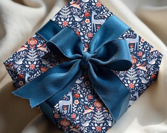 Papel de regalo navideño nórdico, hojas de regalo de arte popular escandinavo, estampado de ciervos y pájaros invernales, papel de regalo floral festivo, papel navideño azul marino