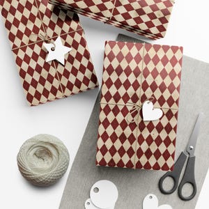 Seasonal vintage xmas wrapping paper roll with retro holiday gift style. Nostalgic Christmas wrap for a classic holiday look, ideal for vintage-themed Christmas gifts and festive holiday gift wrapping.