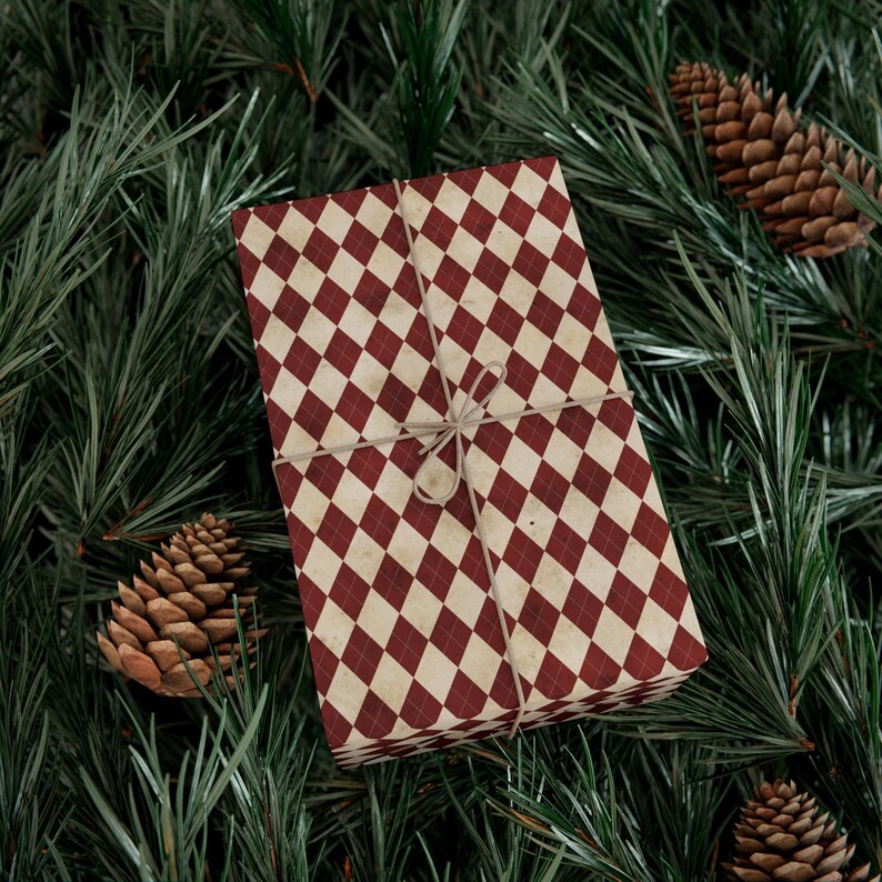 Seasonal vintage xmas wrapping paper roll with retro holiday gift style. Nostalgic Christmas wrap for a classic holiday look, ideal for vintage-themed Christmas gifts and festive holiday gift wrapping.