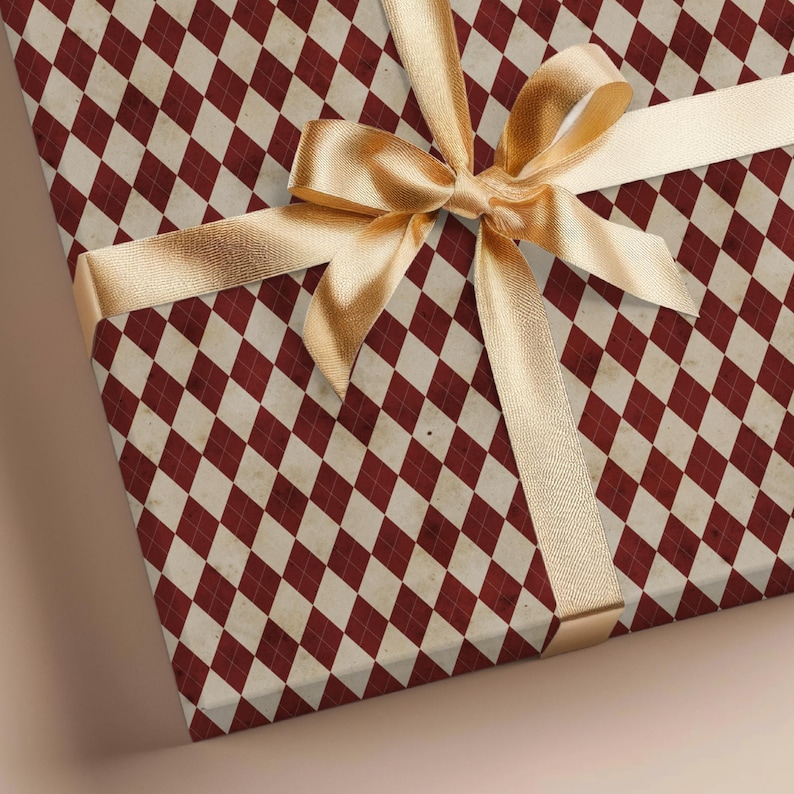 Seasonal vintage xmas wrapping paper roll with retro holiday gift style. Nostalgic Christmas wrap for a classic holiday look, ideal for vintage-themed Christmas gifts and festive holiday gift wrapping.