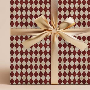 Seasonal vintage xmas wrapping paper roll with retro holiday gift style. Nostalgic Christmas wrap for a classic holiday look, ideal for vintage-themed Christmas gifts and festive holiday gift wrapping.