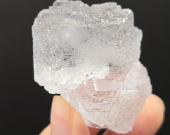 Fluorita flotante de ventana helada / Cristal de fluorita cúbica de incoloro a verde pálido / Ejemplar mineral de Fujian, China