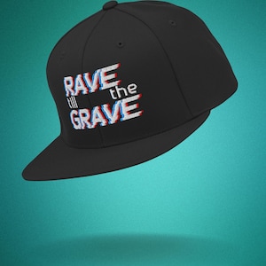 Op de afbeelding: Zwarte baseballpet met een wit, blauw en rood geborduurd ontwerp met de tekst "Rave till the Grave".