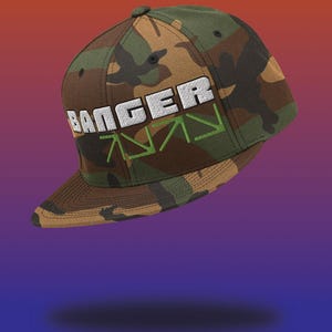 Op de afbeelding: Een camouflage baseball cap met het woord "BANGER" geborduurd in witte blokletters. Groene pijlen zijn onder het woord geborduurd. De cap heeft een gebogen klep en een klassiek zes-panelen ontwerp.