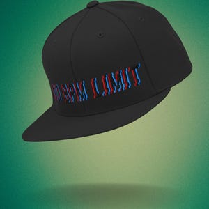 Può includere: Cappellino da baseball nero con un testo ricamato in rosso e blu che recita "NO BPM LIMIT".