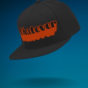 Op de afbeelding: Een zwarte baseballpet met het woord "whatever" in oranje geborduurd op de voorkant.