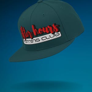 Op de afbeelding: Een tealkleurige baseballcap met de geborduurde tekst "After Hours" in rode letters boven "Morning Club" in wit. De cap heeft een platte klep en een gestructureerde kroon.
