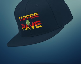 Coffee & Rave Snapback Cap – Festival Streetwear Cap mit auffälliger Stickerei