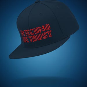 Op de afbeelding: Een marineblauwe baseballpet met een platte klep. De pet heeft de rode geborduurde tekst "IN TECHNO WE TRUST" op de voorkant. De hoed staat tegen een blauwe gradiënt achtergrond.