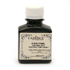 Puede incluir: Una botella negra de pintura de asfalto Eskitme Patina Zift de Cadence Art & Hobby Paints. La botella tiene una tapa blanca y una etiqueta con el nombre del producto e instrucciones en turco.