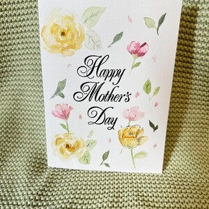 Tarjeta del Día de la Madre con acuarela pintada a mano y rosas de primavera, arte floral