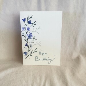 Cartão de feliz aniversário em aquarela pintado à mão, buquê floral azul vertical 5x7